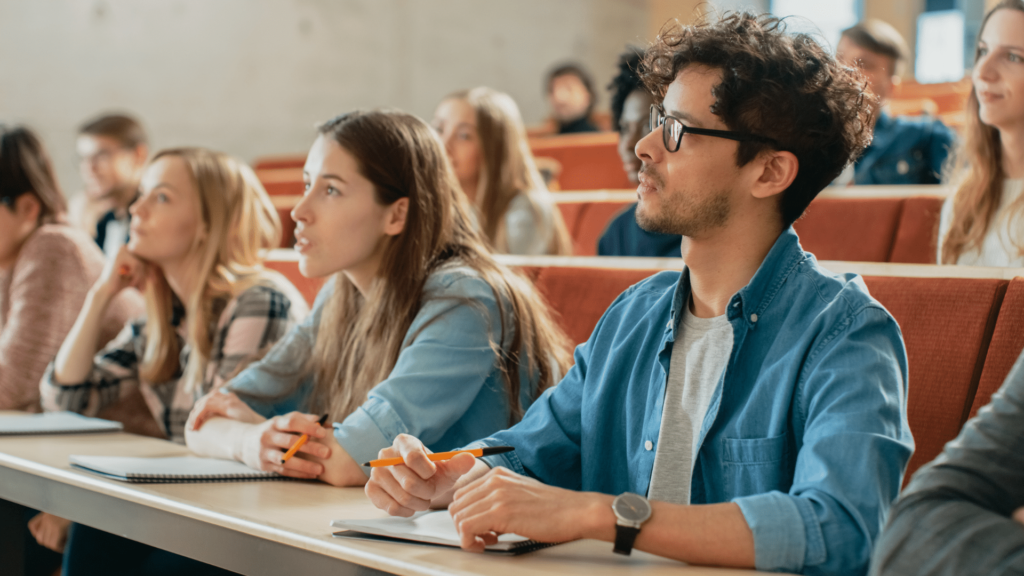 Face aux classes préparatoires aux grandes écoles, les écoles de commerce post-bac semblent prendre leur revanche et se détacher de leur image auparavant peu flatteuse.