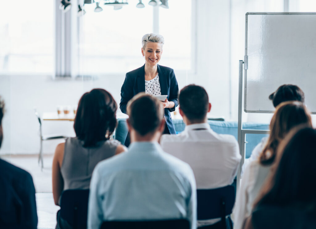 La formation continue, ce mode d’apprentissage permettant d’acquérir de nouvelles compétences durant sa vie active, est de plus en plus plébiscitée, que ce soit pour un simple entretien de ses compétences ou par désir de reconversion.
