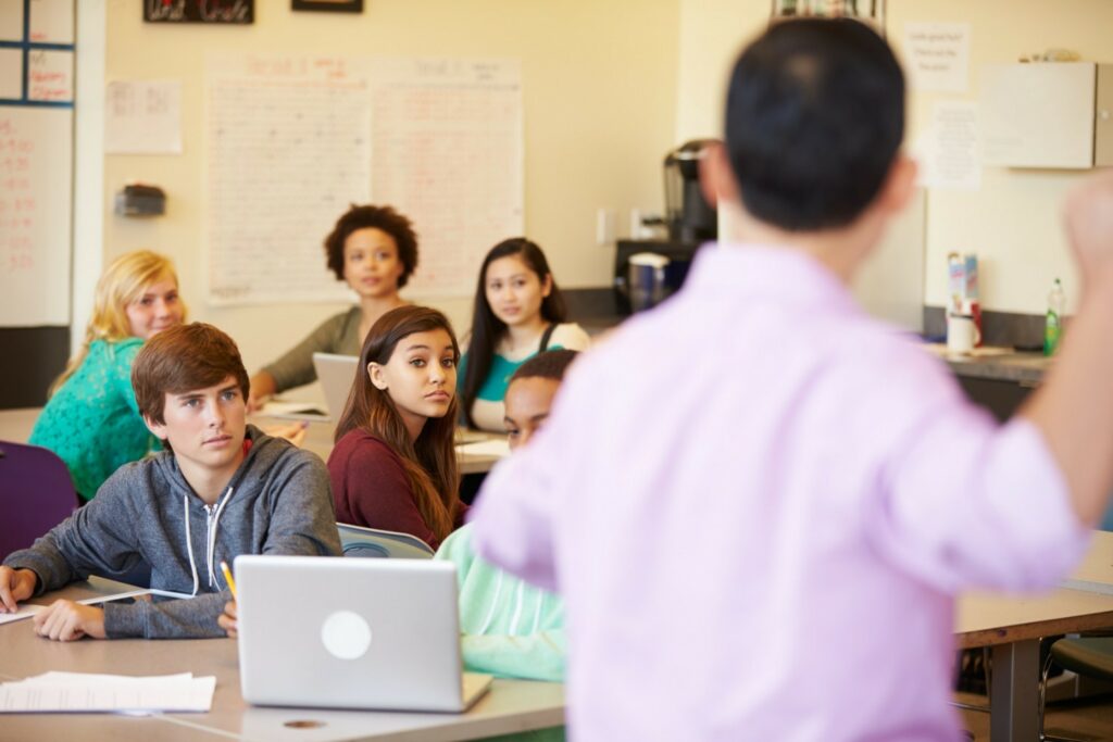 En plein débats sur l’utilisation de l’intelligence artificielle (IA) dans le monde académique, une étude de l’EdTech révèle que la majorité des jeunes souhaite apprendre avec l’aide de l’IA ces prochaines années.
