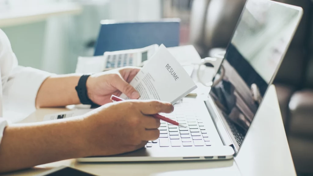 Selon le rapport du Forum économique mondiale de mai 2023, près d’un quart de l’ensemble des emplois dans le monde devrait se transformer d’ici 5 ans pour s’adapter, entre autres, aux nouvelles technologies et à la transition écologique.