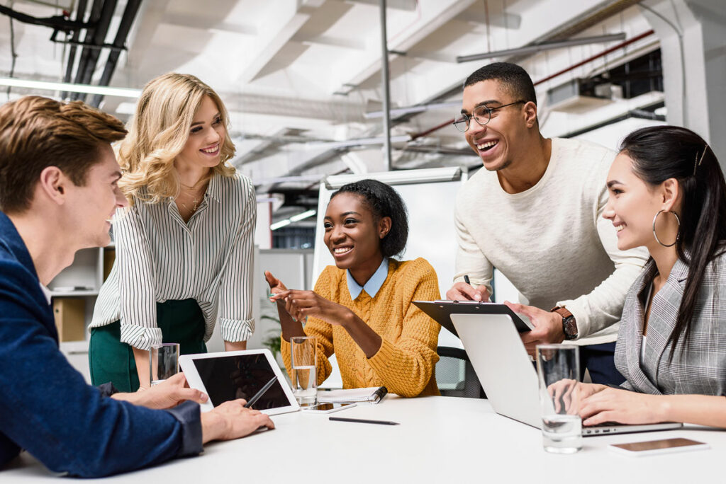 Auparavant ignoré et délaissé par les entreprises, le bien-être des salariés est désormais un enjeu crucial pour celles-ci. Elles proposent ainsi des services et des activités de plus en plus développés afin de recruter et fidéliser leurs collaborateurs.