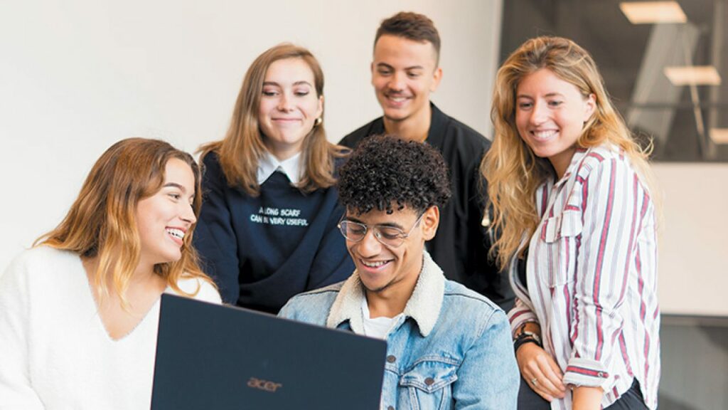 Avec la digitalisation du monde du travail, les diplômés ayant des compétences en tech et en business séduisent fortement. Ainsi, les écoles s’adaptent et sont de plus en plus nombreuses à proposer des doubles diplômes ingénieur-manager.