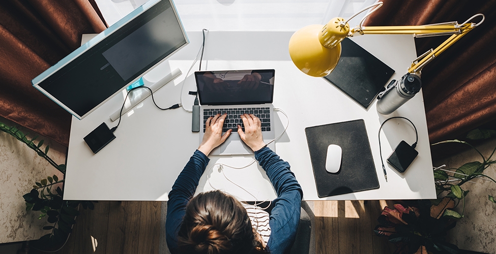 Face à la pénurie de candidats et afin d’accéder à plus de talents, les entreprises du secteur de la tech sont de plus en plus nombreuses à proposer à leurs employés le choix du télétravail total.